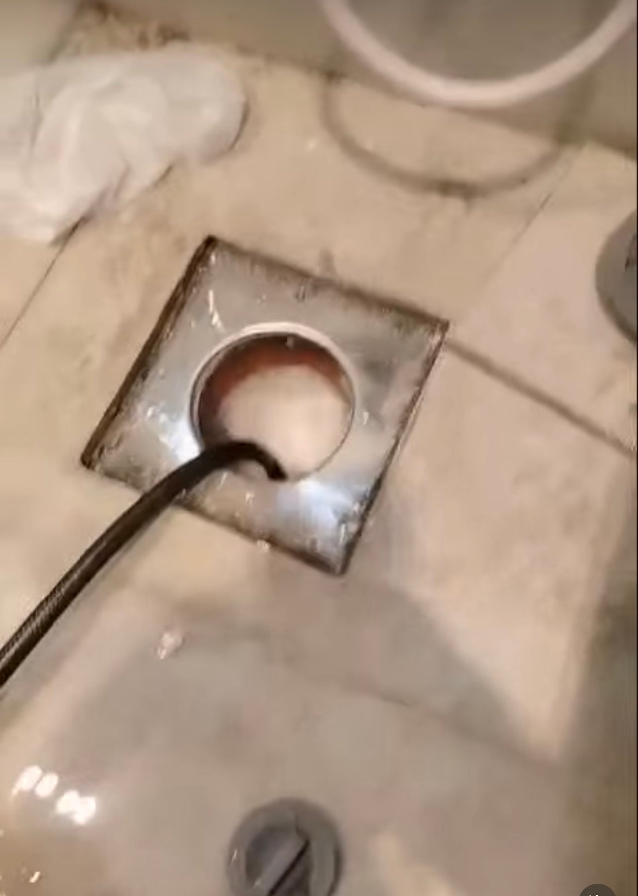 تسليك بالوعة أرضية