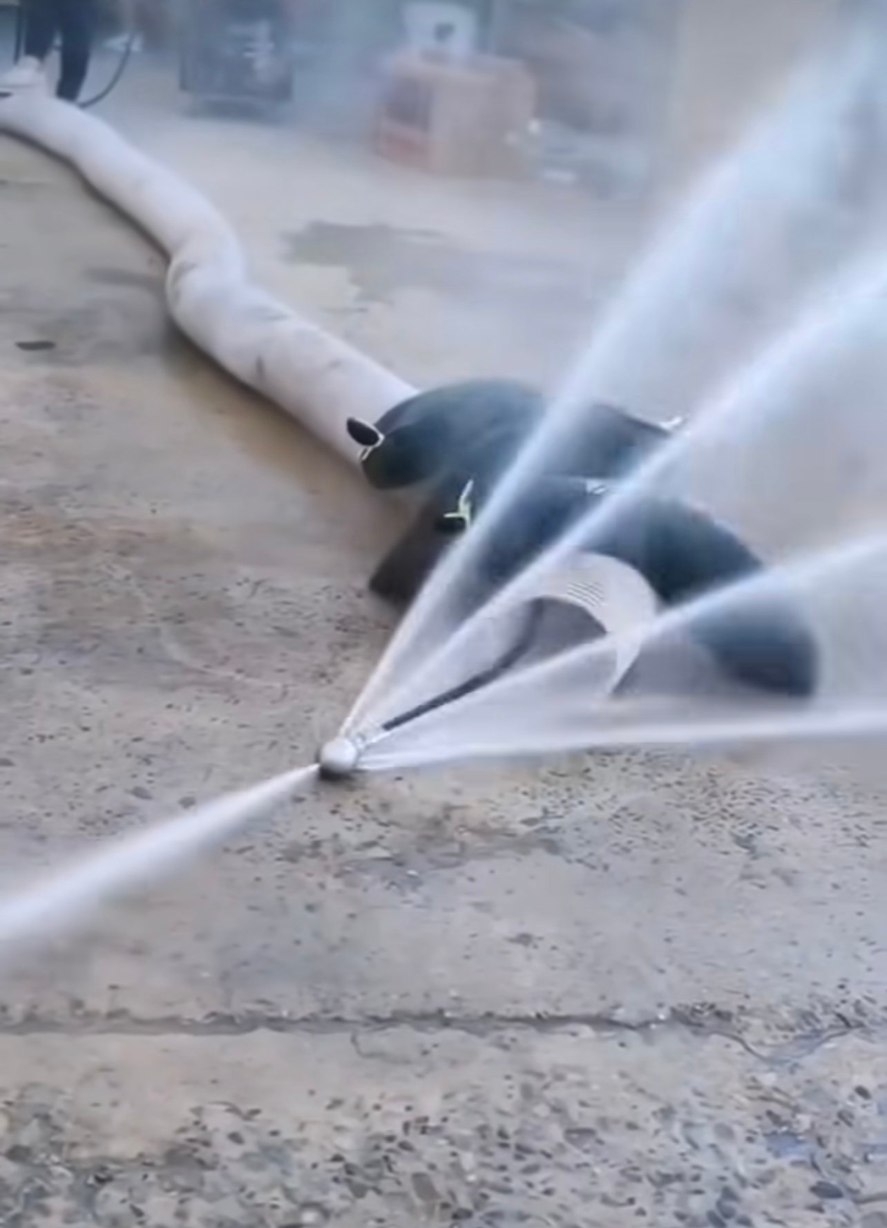 تنظيف المجاري بضغط الماء